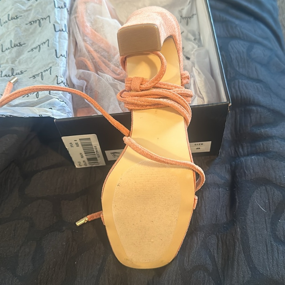 Brand New!!! Lulus Peach Velvet Heel - Picture 3 of 3